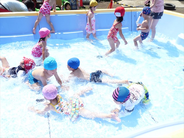 幼児クラスのプール遊びは3歳児から順番に年齢ごとに楽しんでいます。