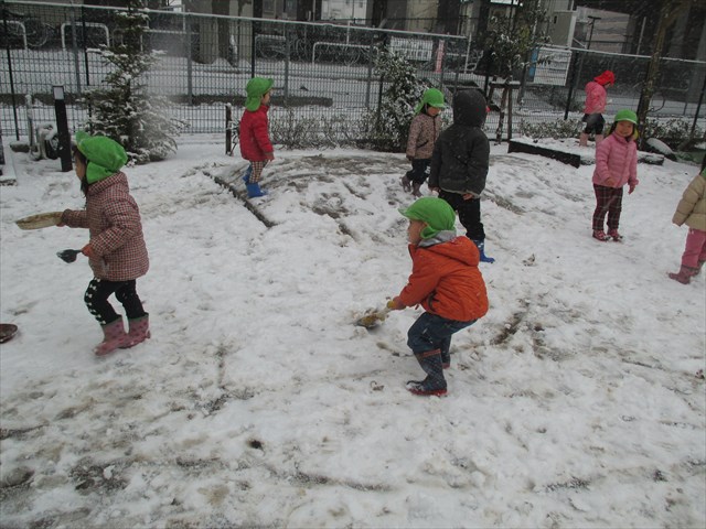 みんなで雪遊びを楽しみました。