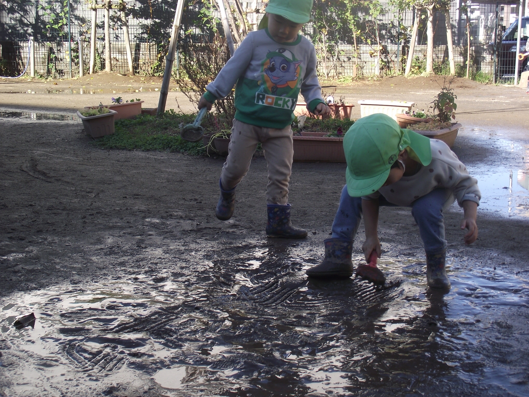 園庭に水たまりがあるとわかっている子どもたちは長靴を履いて、園庭に飛び出していきます。