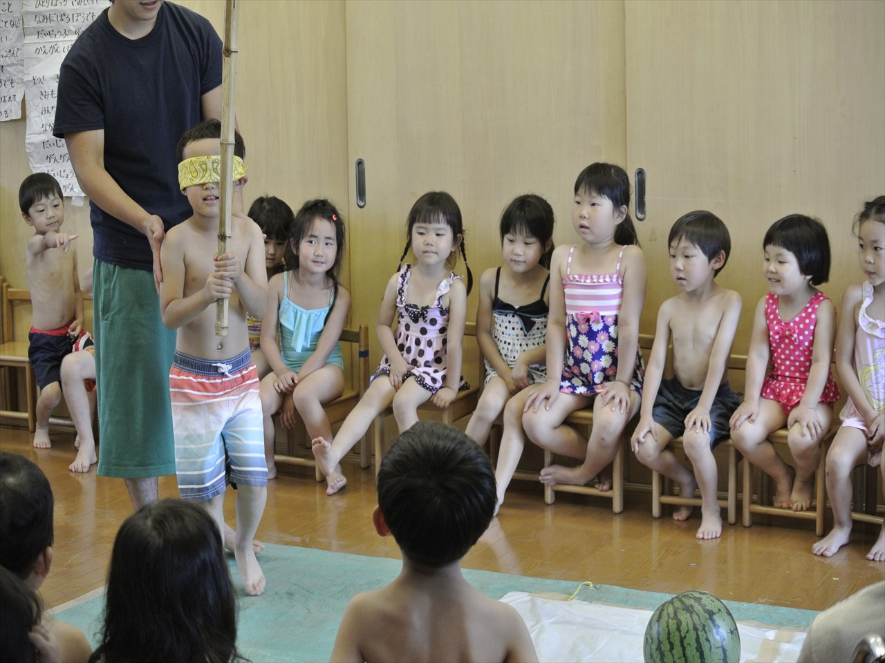 プール開きですいか割り♪