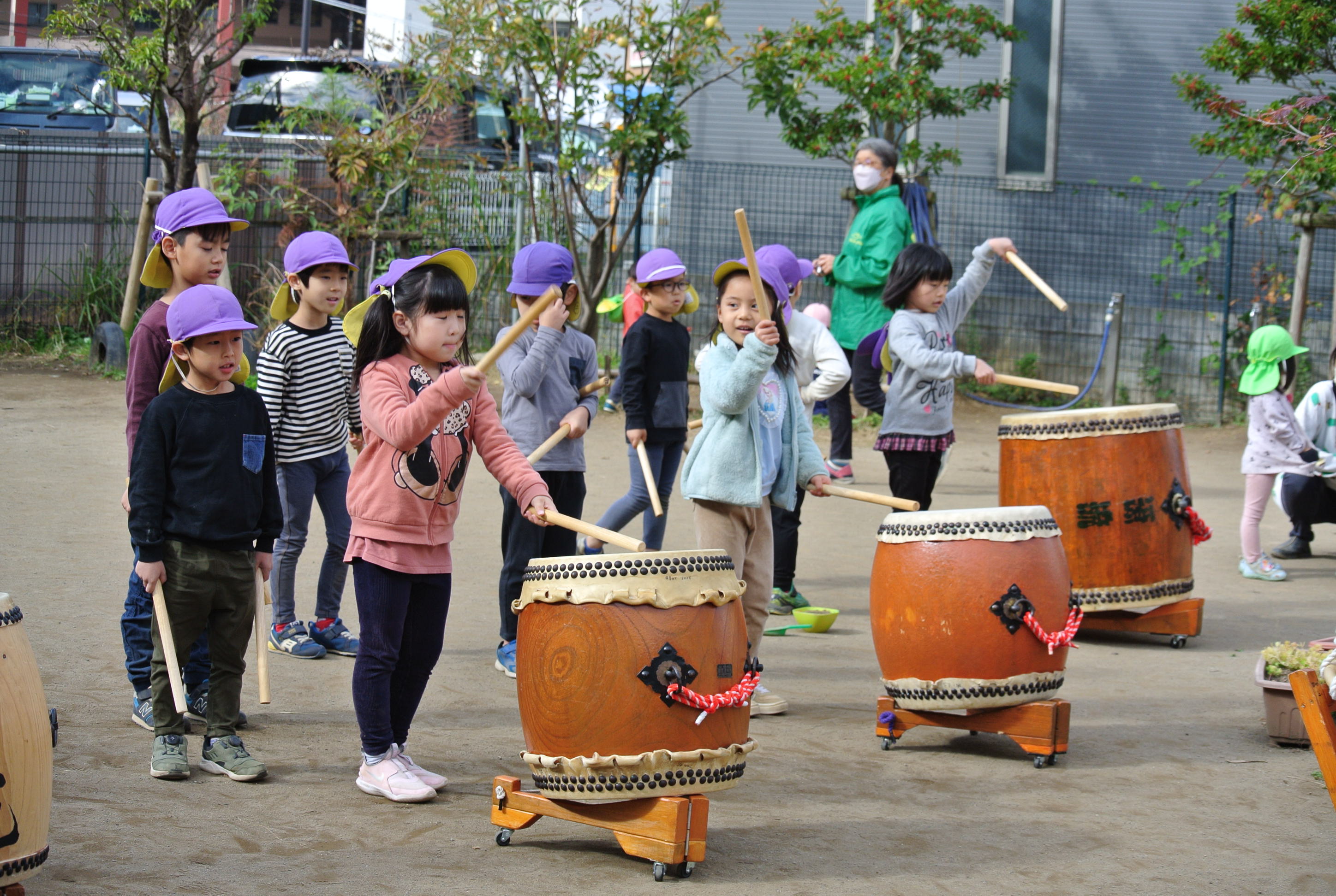 園庭に太鼓が響き渡りました